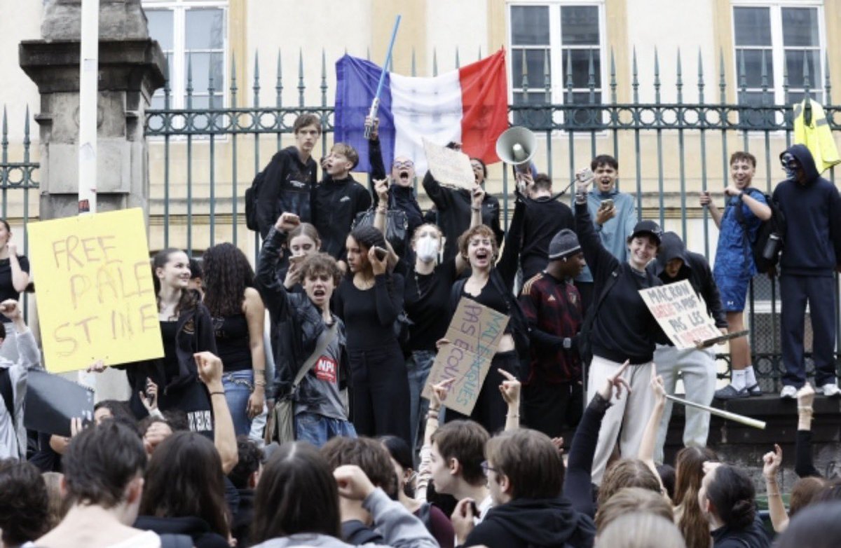 VirginioCestaro's tweet photo. 💪 Soutien aux élèves mobilisés ce matin à #Thionville, #Algrange, #Nancy, #Metz, #BarleDuc !
Partout en Lorraine, la colère gronde face à la dégradation des conditions d’études.
🎓 Remettez des moyens financiers pour permettre aux lycéens d’étudier dignement ! https://t.co/5anNzd4pXx