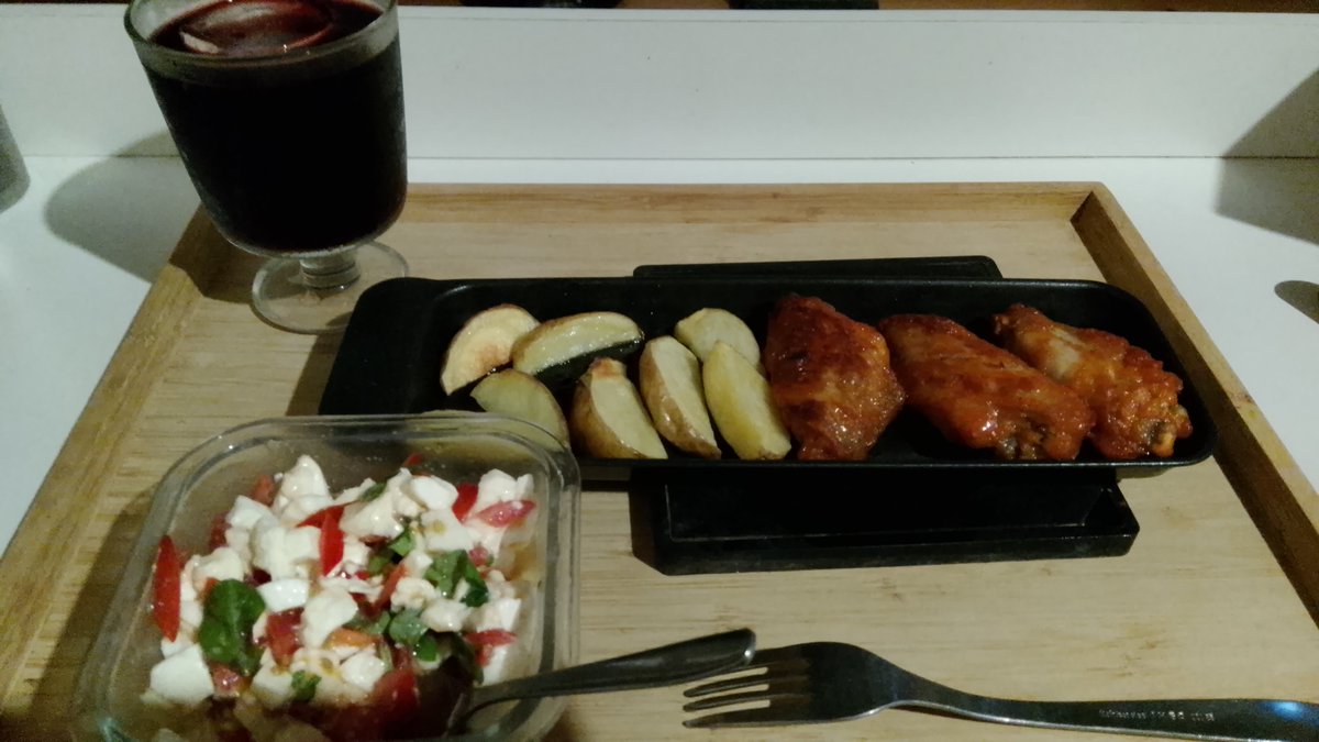 Flve_Stqr's tweet photo. 今日の晩酌はジェネリック辛味チキンとカプレーゼ。
半端な数しか無かったからグリルポテト追加。
サブウェイみたいで(ﾟдﾟ)ｳﾏｰ
トリュフ塩かけたからクッソワインに合う！！
#晩酌
#赤ワイン https://t.co/d0XRwcT9R8
