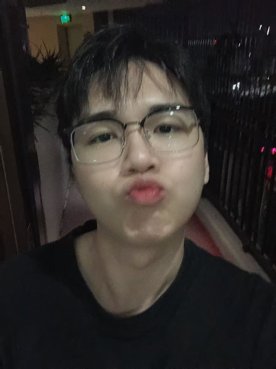 Jie__33's tweet photo. 亲我 https://t.co/1XR7oIroyq