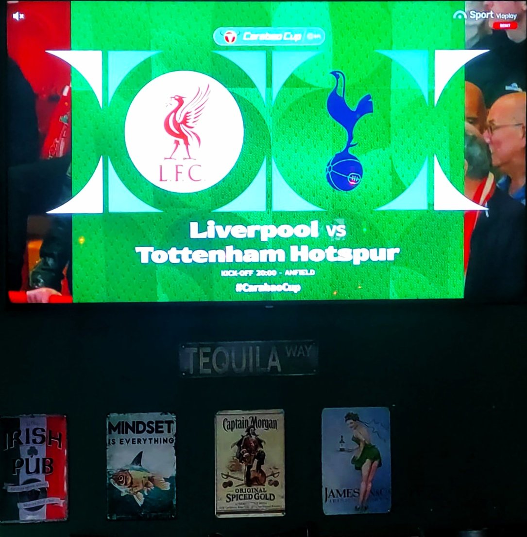 Tuautemmightred's tweet photo. De cuando estás en Bahía
Humeante, no eres ballenero vasco,  te cobran 1.500 coronas por una pinta, y ver al Liverpool es una experiencia volcánica. https://t.co/kM7Q0wnYfu