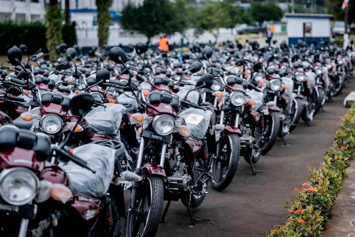 lemedia100filtr's tweet photo. 🇨🇮 La Côte d’Ivoire renforce ses moyens de lutte contre l’orpaillage illégal

Le Conseil national de sécurité (CNS) a remis, mercredi 30 septembre au camp de Gendarmerie d’Agban, de nouveaux équipements aux forces engagées contre l’orpaillage illégal. La première dotation comprend notamment 30 pick-up, 35 véhicules de transport de troupes, 300 motos, 12 zodiacs et des drones. 

Cette opération s’inscrit dans les nouvelles mesures décidées par le CNS pour renforcer les capacités des forces sur le terrain et intensifier notamment la surveillance des zones concernées.