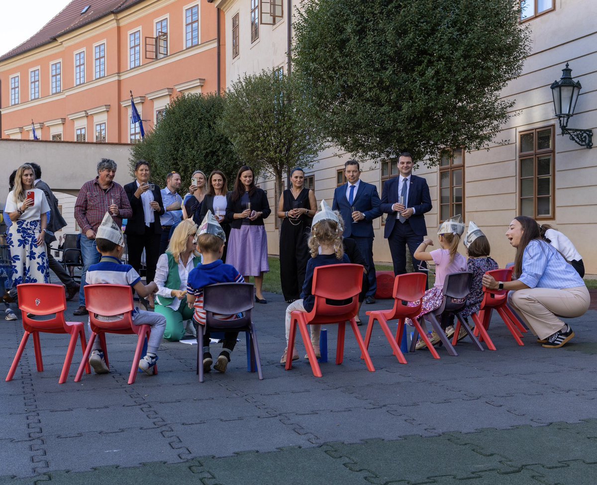 mzvcr's tweet photo. 🎉 Dětská skupina Zamiňáček oslavila 10 let! Ministr Macinka při této příležitosti pozdravil děti, rodiče i pedagogický tým. Děkujeme všem, kteří již deset let pomáhají vytvářet přátelské prostředí pro ty nejmenší. https://t.co/ZtxBBHwaXG