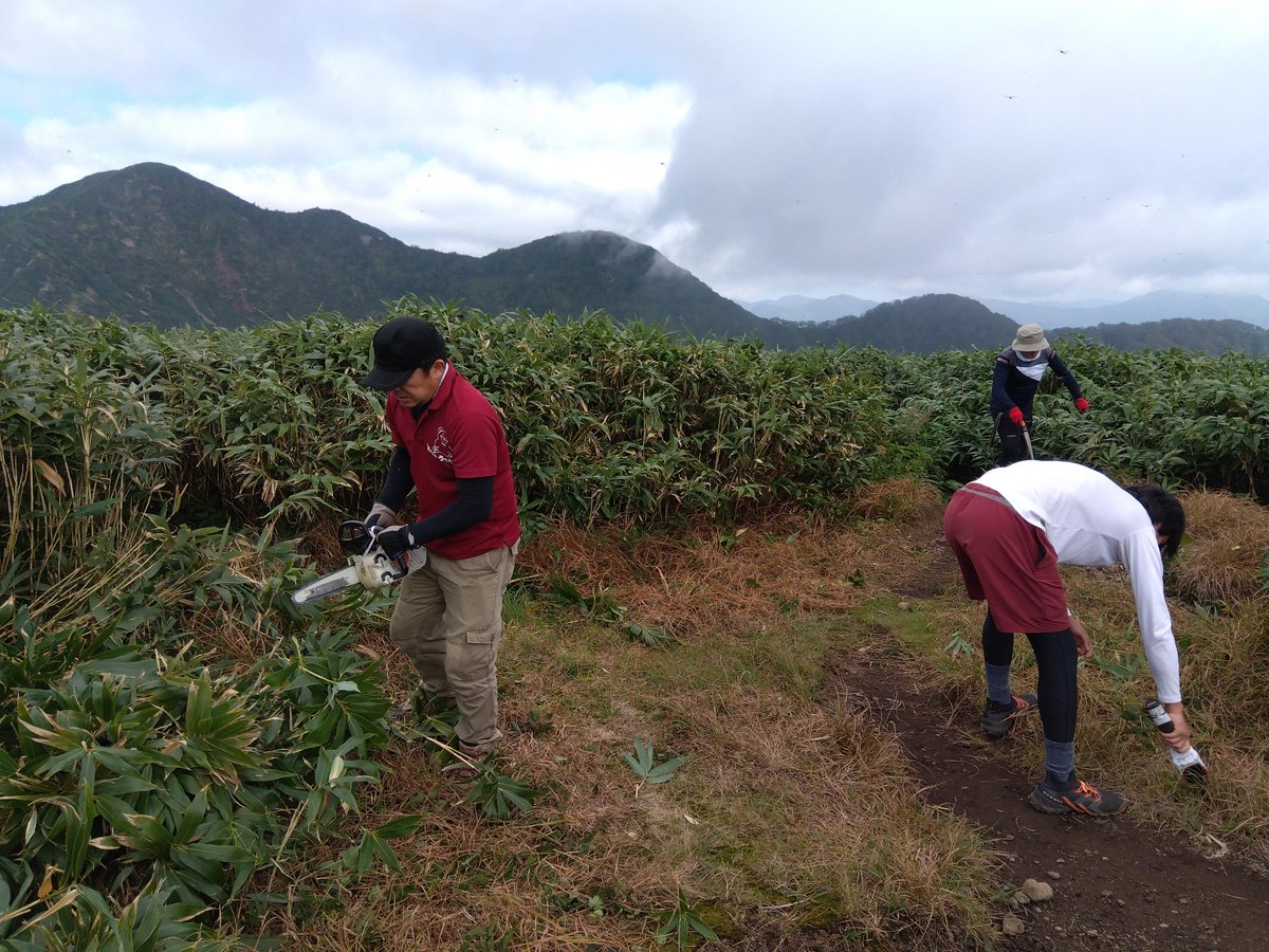okuetsukogen's tweet photo. 10月18日(日)開催予定の中岳登山に向けて、先日登山道の下見に行ってきました。安全確認、休憩場所とトイレの整備を行いました。きのこや草花、山頂からの景色も楽しめましたよ。参加者の皆様にも楽しんでいただけますように！（今年度募集は締め切りました） #奥越高原青少年自然の家 #登山 #中岳 https://t.co/W4u1K06iXa