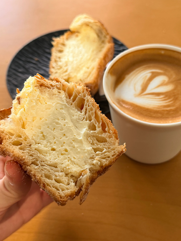 JeraldineSyu's tweet photo. Momento perfecto para un café con una medialena crujiente! ， https://t.co/WgVCzKP4Sg