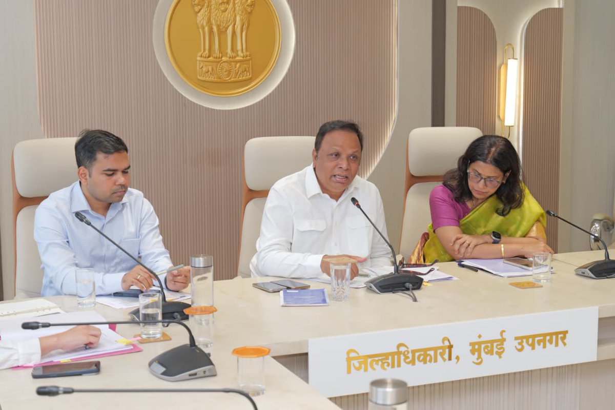 ShelarAshish's tweet photo. मुंबईतील वाढत्या पार्किंग आणि वाहतूक कोंडीच्या समस्येच्या पार्श्वभूमीवर आज आढावा बैठक घेतली.  

•नगरविकास विभागाच्या अतिरिक्त मुख्य सचिवांच्या अध्यक्षतेखाली समिती स्थापन करण्याचे निर्देश दिले आहेत. या समितीमध्ये मुंबई महानगरपालिका, वाहतूक पोलीस, झोपडपट्टी पुनर्वसन प्राधिकरण (SRA) आणि म्हाडाच्या (MHADA) अधिकाऱ्यांचा समावेश असेल.

•SRA, MHADA तसेच धारावी पुनर्विकासासह मोठ्या समूह पुनर्विकास (Cluster Redevelopment) प्रकल्पांसाठी लागू असलेल्या विविध नियमांचा समितीमार्फत सर्वंकष आढावा घेण्यात येईल. वाहतूक कोंडी कमी करणे, शहरातील वाहतूक व्यवस्था अधिक सक्षम करणे तसेच मुंबईकरांसाठी पुरेशा पार्किंगची सुविधा उपलब्ध करून देण्यासाठी आवश्यक उपाययोजना सुचविण्याचे काम समिती करेल.

•समितीने आपला अभ्यास पूर्ण करून एका महिन्याच्या आत सविस्तर अहवाल शासनास सादर करावा, असे निर्देशही संबंधित अधिकाऱ्यांना दिले.

#Maharashtra #AshishShelar