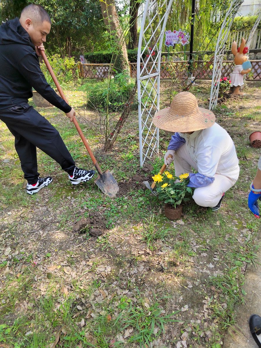 luannekerbfb's tweet photo. Ven a nuestra actividad comunitaria de jardinería el sábado 10 de mayo! Planta flores, conoce vecinos y limpia el parque local. Te esperamos de 9 a 12 horas, es gratis! https://t.co/8O5FVYjark
