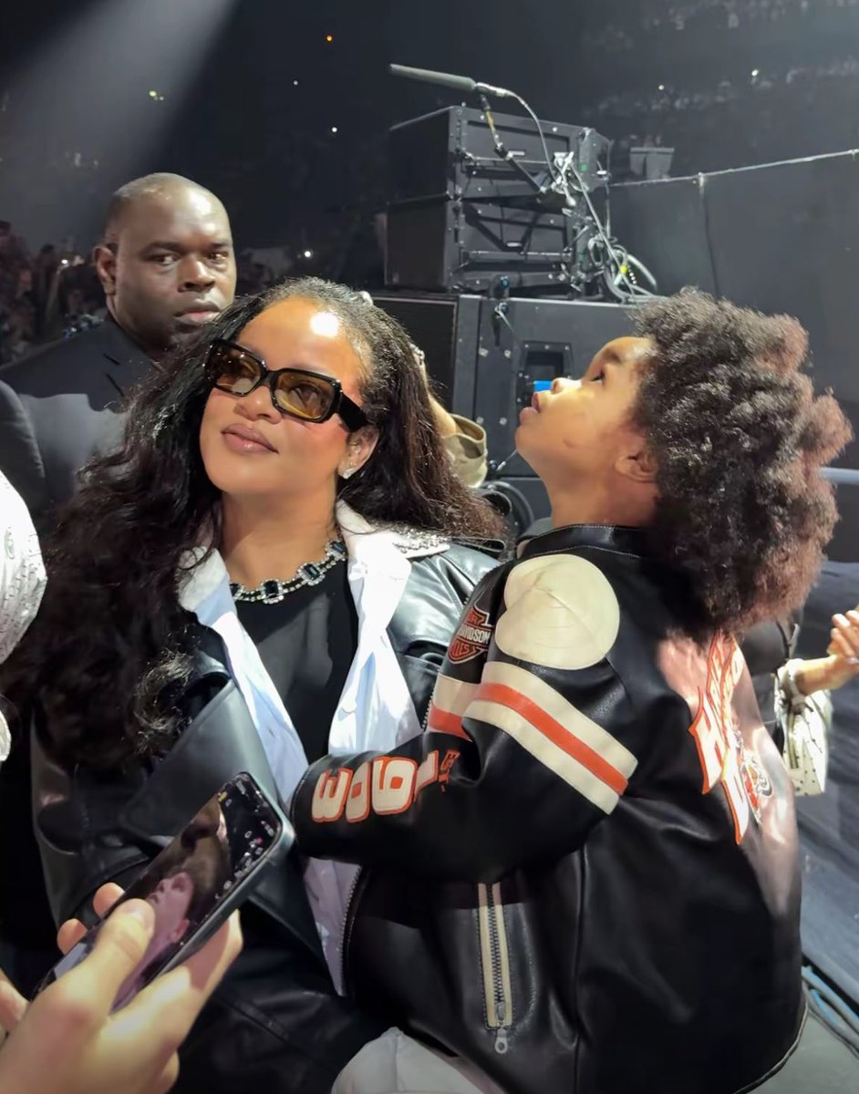 FentyHeadlines's tweet photo. Rihanna with RZA at A$AP Rocky’s “DON’T BE DUMB” concert last night in Paris 🥹 https://t.co/4dKqcQz6x0