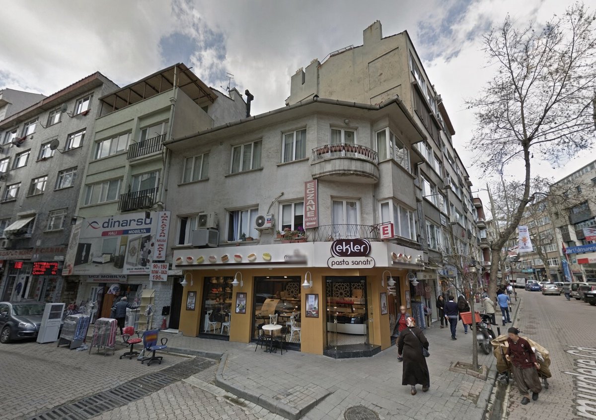 duzelistanbul's tweet photo. Yapay zekayla üretilmiş gibi duruyor ama değil. İstanbul'da bazen güzel şeyler de oluyor.

Beşiktaş'ta gezerken karşılaştım. Köşe parselindeki bu bina nazik ve naif bir yenilemeyle yeniden değerlendirilmiş. Ölçülü dokunuşlar, cephe sıvası ve ahşap doğramayla çok iyi toparlanmış.

İstanbul'da böyle enfes işlere hasret kaldık.

2014 - 2025