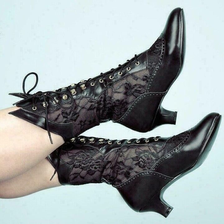 onetruelave's tweet photo. lace-up boots 🖤 https://t.co/oVND4iitLc