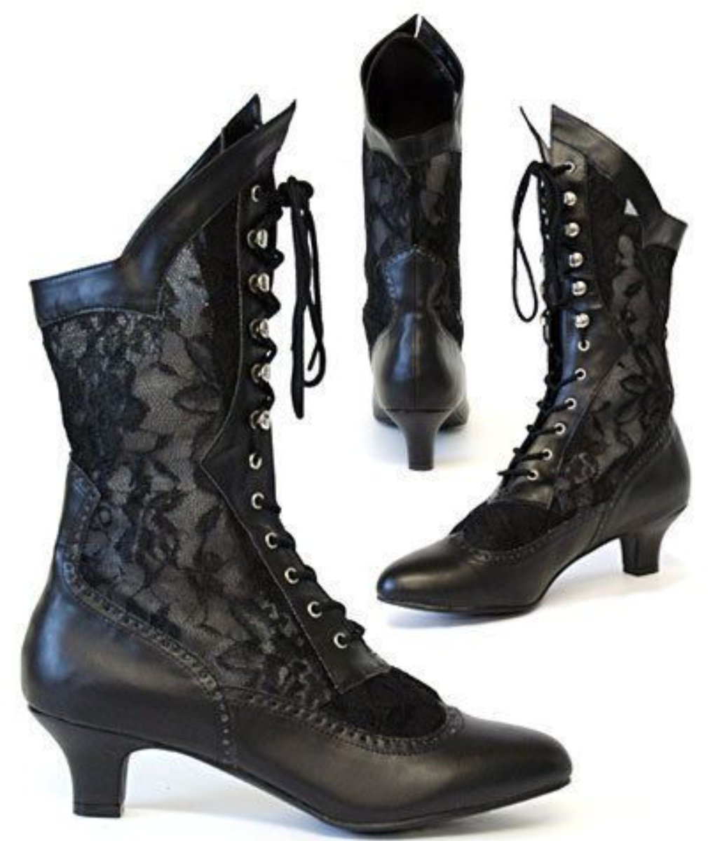 onetruelave's tweet photo. lace-up boots 🖤 https://t.co/oVND4iitLc