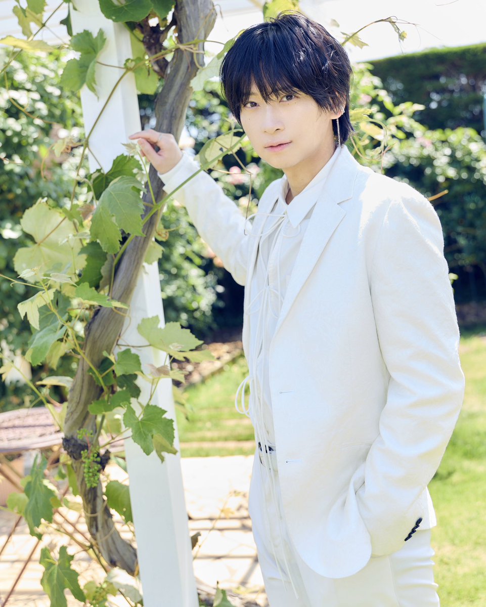 aramakiofficial's tweet photo. 応援してくださる皆さまのおかげで、6月の『あんさんぶるスターズ！THE STAGE』-Requiem from Knights-から始まり、『あんさんぶるスターズ！THE STAGE』-10th Anniversary LIVE-、剣劇「三國志演技〜蜀漢」、「多聞くん今どっち！？」THE STAGE、『HYPNAGOGIA～ヒプナゴギア～』、そして先日9/28の「Pastureまつり～七つの大罪～悪の祭典」までのハードなスケジュールを終えることができました。
荒牧慶彦を応援し、支え、共に駆け抜けてくださったファンの皆さま、本当にありがとうございました。

なお、荒牧の足の怪我につきましては、現在はほぼ問題なくパフォーマンスできる状態まで回復しております。とはいえ、まだ無理な角度の動きや感覚の微妙な変化はございますので、引き続き十分に気をつけながら、次の作品へ全力を傾けてまいります。
今後ともどうぞよろしくお願いいたします。

画像はカレンダー撮影のオフショットとなります。