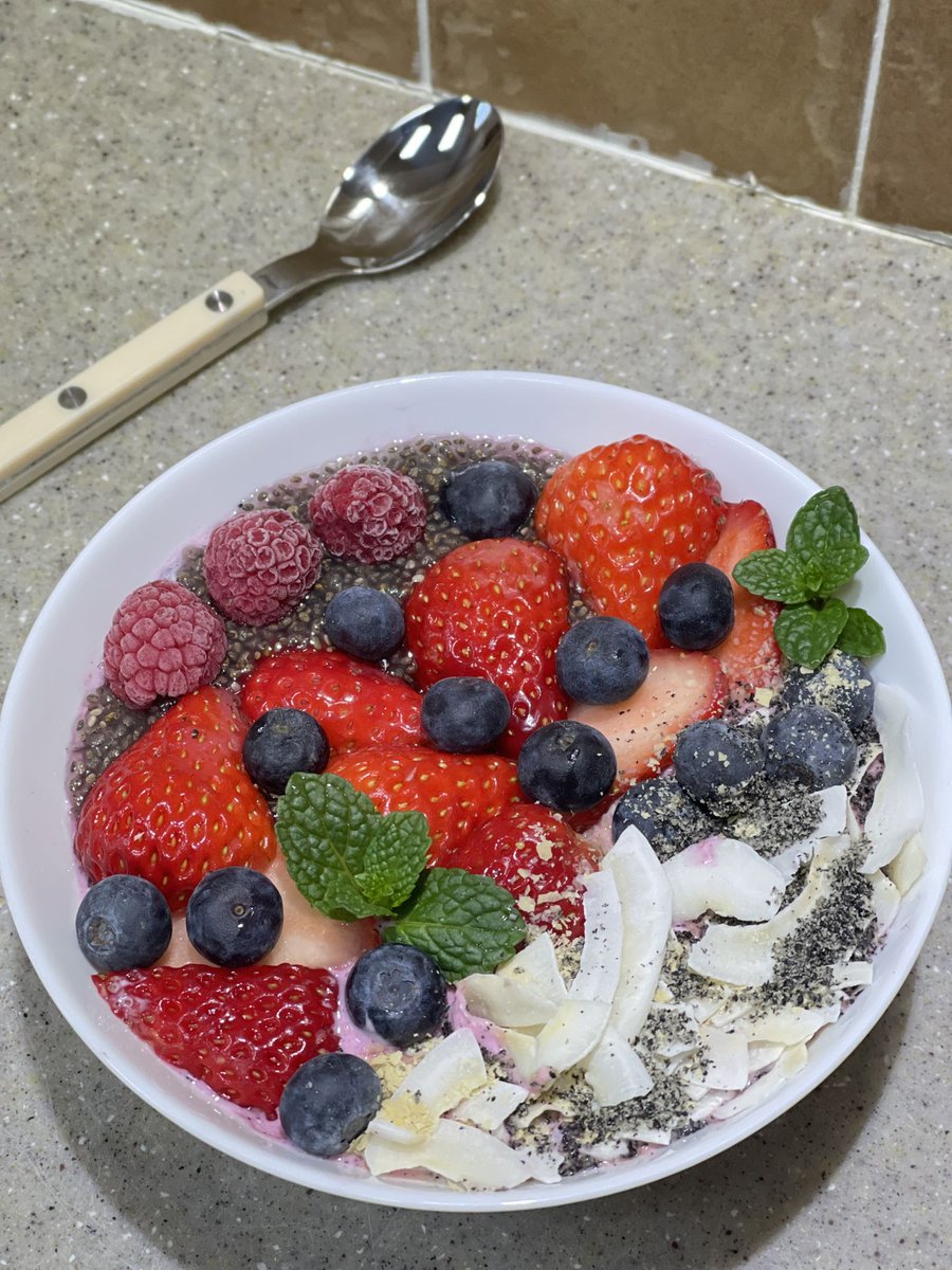 AlertReely9rk's tweet photo. Trying my new go-to weekday breakfast: Greek yogurt with mixed berries and a sprinkle of chia seeds—quick, tasty, and keeps me full till lunch!， https://t.co/OdxEHbczXi