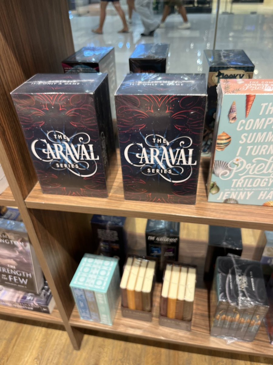 PepsErika's tweet photo. Debating if I should buy this or not 

#Thecaraval #BookRecommendations https://t.co/2nz7nIhIIn