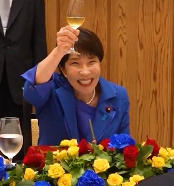 tacowasa2nd's tweet photo. 高市首相｢私には恥をかかせるな｣

どう見ても自分から恥をかきにいってるようにしか見えない件について。
つかなんでお前は外国の要人と会うたびに奇行を繰り返すんだ? https://t.co/YAwe4cbfxB