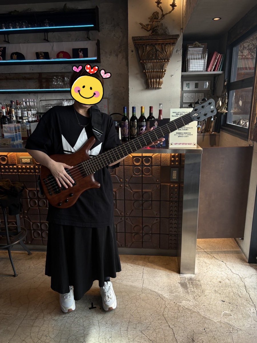 dori_macha_mc's tweet photo. マサさんのベース🎸
めっちゃ重くて跳びながら歌って踊ってるマサさんの凄さ✨
あらためて感じました🤭
ベースにお名前が書いてありました🤭
#中村正人
#マサマニアの集い
#sumileTOKYO https://t.co/CRlfAy7Lb3