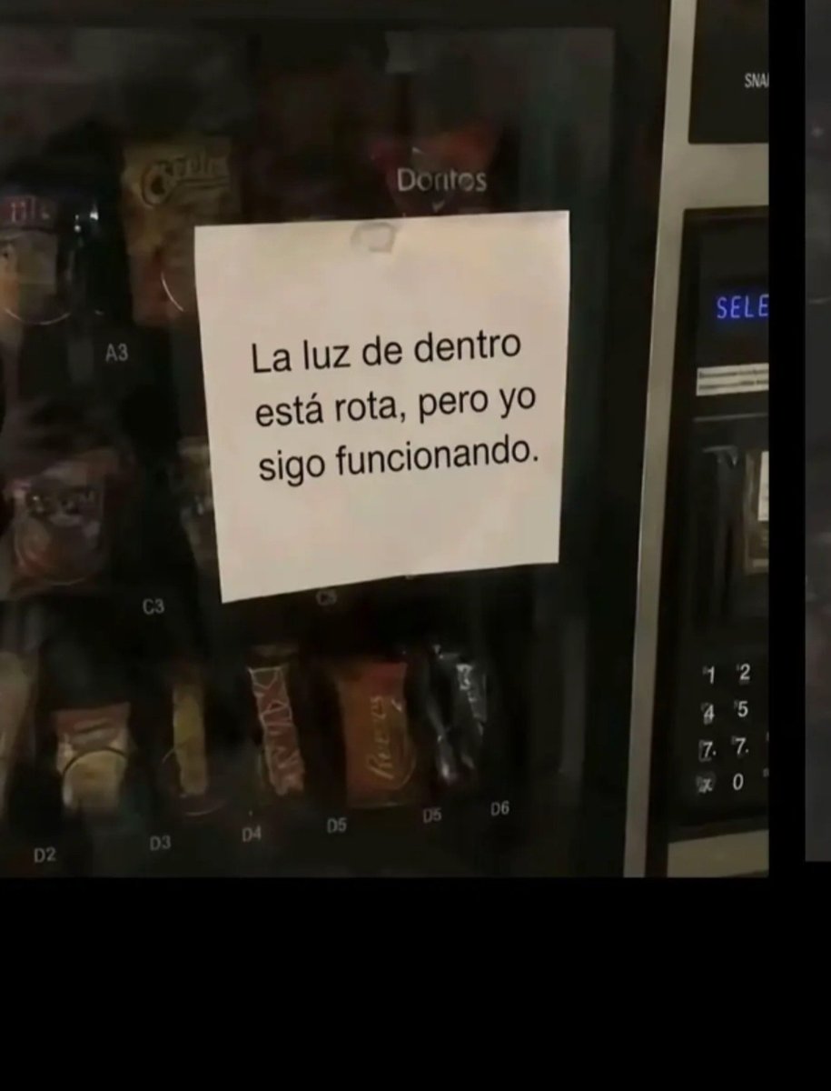 CriaturaLo's tweet photo. No te imaginas cómo te entiendo, maquinita de vending. https://t.co/ZVyF4C58ee