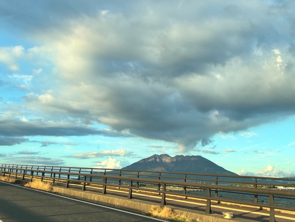 aksks_h's tweet photo. 10月ですか！？！？
びっくりした

各位、連絡返せてなくてすみません。
既読つけると忘れちゃうから未読ですみません…生きている……

久しく自撮りもしてないし、人に撮ってもらった写真も結構前のやつだからこう、久しぶりの生存報告で出すにはアレかなと思い、桜島

今月も生きような。 https://t.co/GyqFtFJBFl