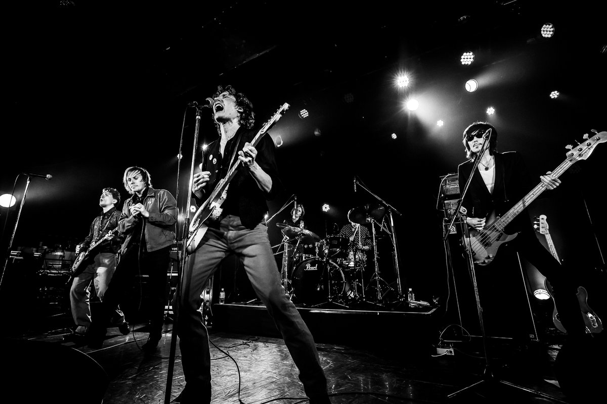 rollingstonejp's tweet photo. 【Live Report】𝗨𝗦
ウエノコウジと夢の共演、THEE MICHELLE GUN ELEPHANTら先人から受け継ぐロックンロールが爆発──「集大成」の一夜
🔗https://t.co/2XAJ9xdHvg

━━━━━━━━━━━━━━━━

京都・磔磔を経て、ソールドアウトの恵比寿LIQUIDROOMへ。新作『Everybody’s Giving Up The Cabaret』の楽曲をはじめ全24曲を怒涛の勢いで披露。

過去の来日とフジロック出演を経て辿り着いた、日本での「集大成」をレポート。

@usbandofficial @usbandjapan #US