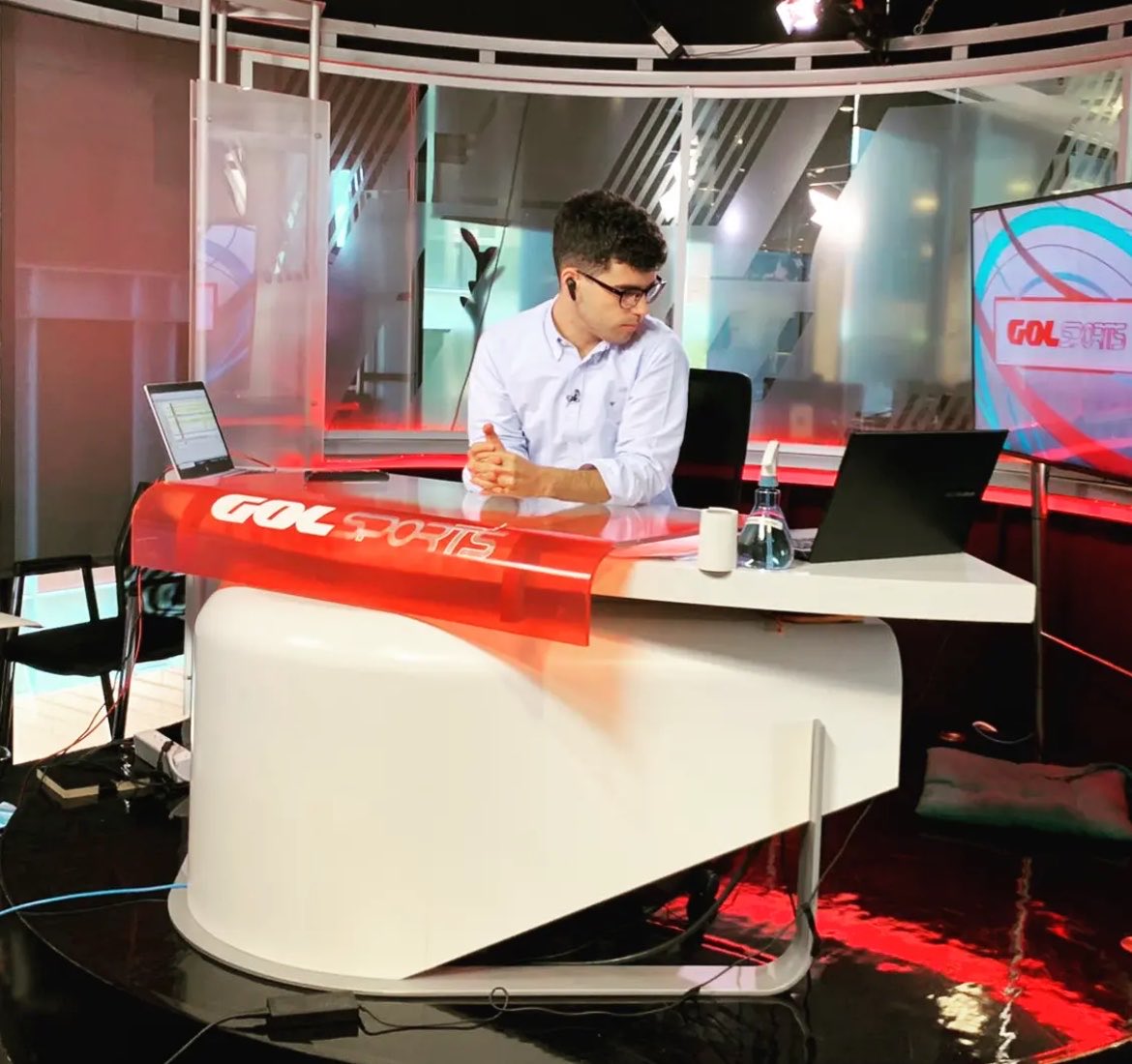 Paco_Virues's tweet photo. Hoy, después de 10 años, es mi último día en Mediapro.

El sitio donde me dieron mi gran oportunidad. Mi hogar.

Donde crecí, primero como persona, y luego como profesional. Rodeado de gente que me va a acompañar siempre.

Ahora toca perseguir nuevo sueños. A por ello 🫡 https://t.co/75FXkoWwdj