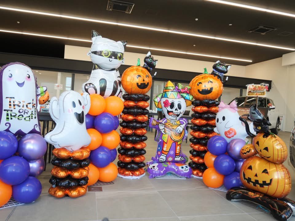 rena_magic's tweet photo. マジシャンRENAです

今日は、ハロウィンバルーンを2箇所に飾りました。
いつもの空間がハロウィン仕様に👻
カラフルなバルーンで
見ているだけでワクワクする、
楽しいハロウィンの雰囲気をお届けします✨

みんなでハロウィンを楽しみましょう🎃

#ハロウィン
#ハロウィンバルーン装飾 https://t.co/pUVWjAJsgm