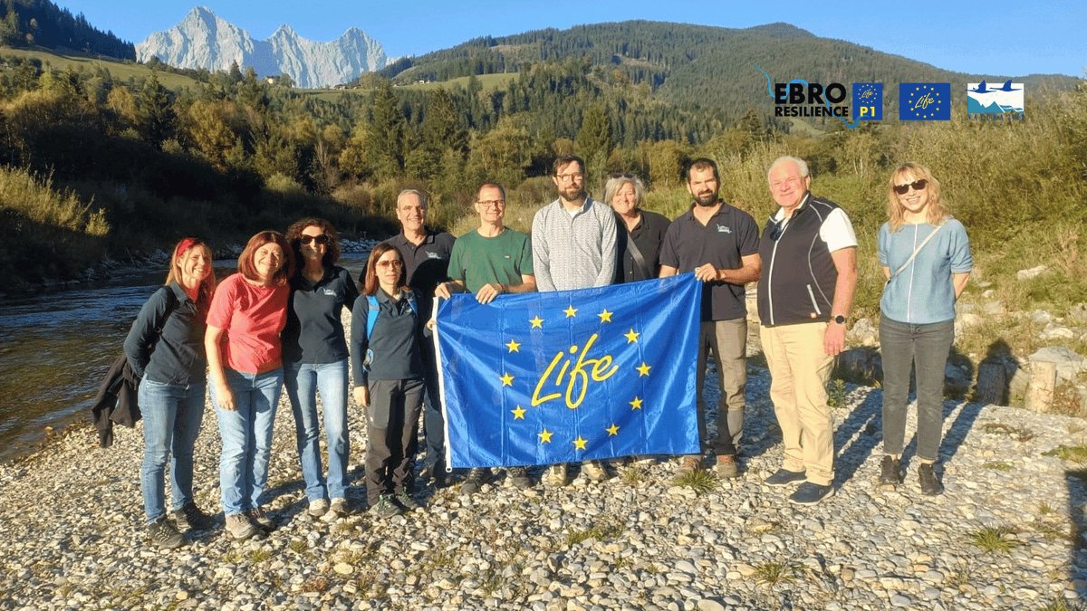 EBROresilience's tweet photo. 🌍 Aprender de otros territorios ayuda a encontrar nuestras soluciones ante #inundaciones .  

El equipo #LIFEEbroResilienceP1 está en Austria 🇦🇹en un encuentro con el LIFE IP IRIS: 1er día en río Enns, después, #Danubio y Pielach.
🇪🇺 Compartir conocimiento es @LIFEProgramme . https://t.co/PypZyp41yu