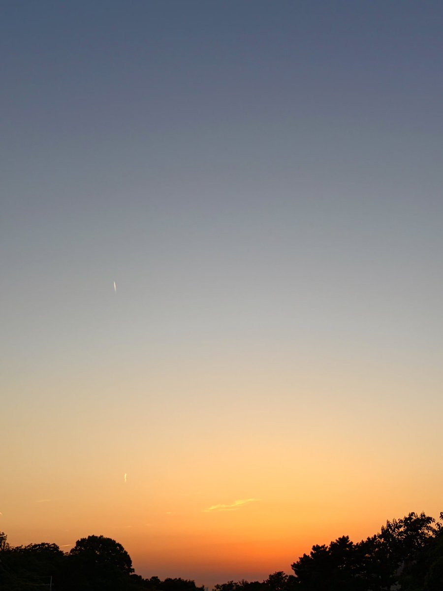 Tomo_Kit_797's tweet photo. なるべくこの時間帯に帰宅できるように仕事を調整している。この空を見たいがために。 https://t.co/WhhOew71l2