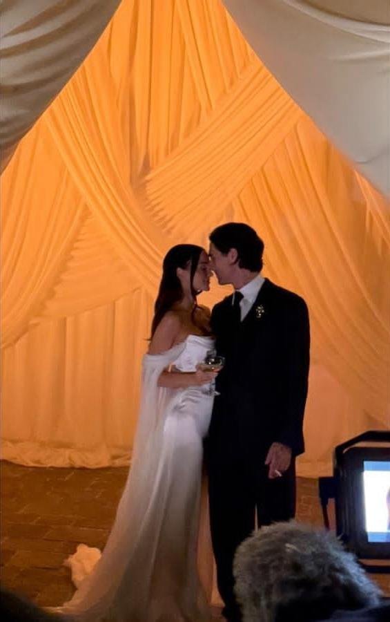 aoifewendy's tweet photo. a melhor foto que eu vejo do casamento deles é sempre a próxima https://t.co/ckP8arw0dB