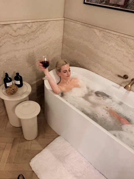 d5jygx's tweet photo. Imagine taking a bath with Pixie Lott 😍🥵 https://t.co/CwfZ5uz8qJ