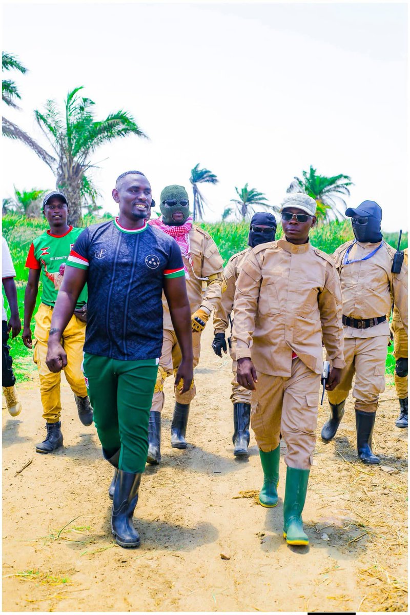ErnestBara75262's tweet photo. #Burundi #CNDD_FDD 
@Imbonerakurbuja 
Uti mugihugu c'Uburundi n'ahari ikinogo turahazi aha ni mugihe urwaruka rw'Imbonerakure za Komine #Ntahangwa baherekezwe n'Uwurongoye Imbonerakure mu ntara ya #Buja @ElyséNgayempore bariko bazuruka kunkengera ya #Rusizi  mugucunga umutekano https://t.co/CyYq9PDoik
