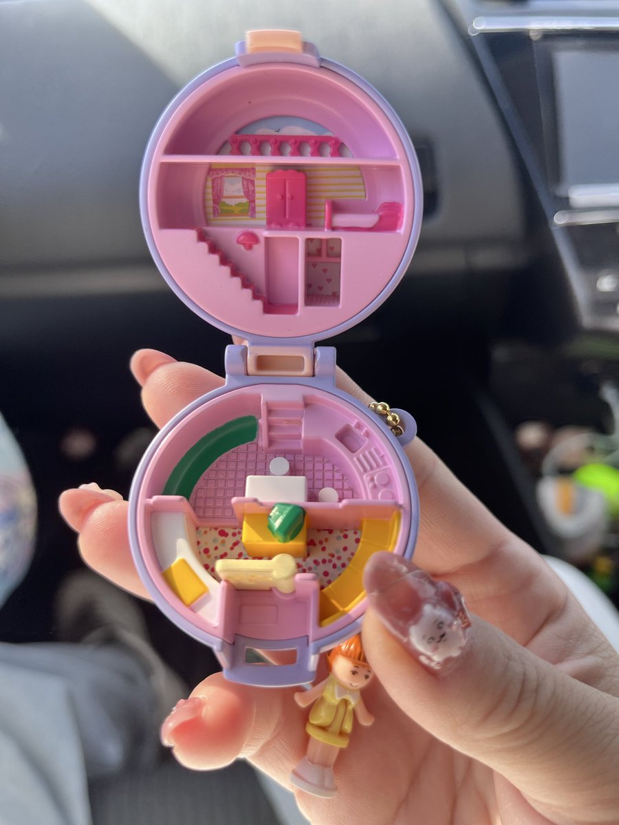 tooth_log_kk's tweet photo. これめちゃくちゃ懐かしい笑
つい見つけてガチャやってしまった笑
#polly pocket https://t.co/pmLMtUc2GE