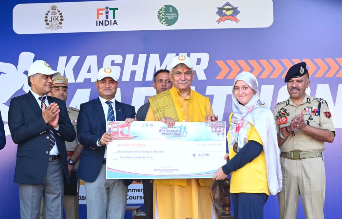 dar_Zubair_07's tweet photo. Hon'ble LG @manojsinha_ felicitated the winners of the J&K Police Kashmir Marathon—Run for Unity in Srinagar. Every stride reflected India’s strength in diversity and unity, carrying a powerful message of peace, harmony and a peaceful, united Jammu Kashmir. #Marathon #RunForUnity https://t.co/JsVIhXYtQe