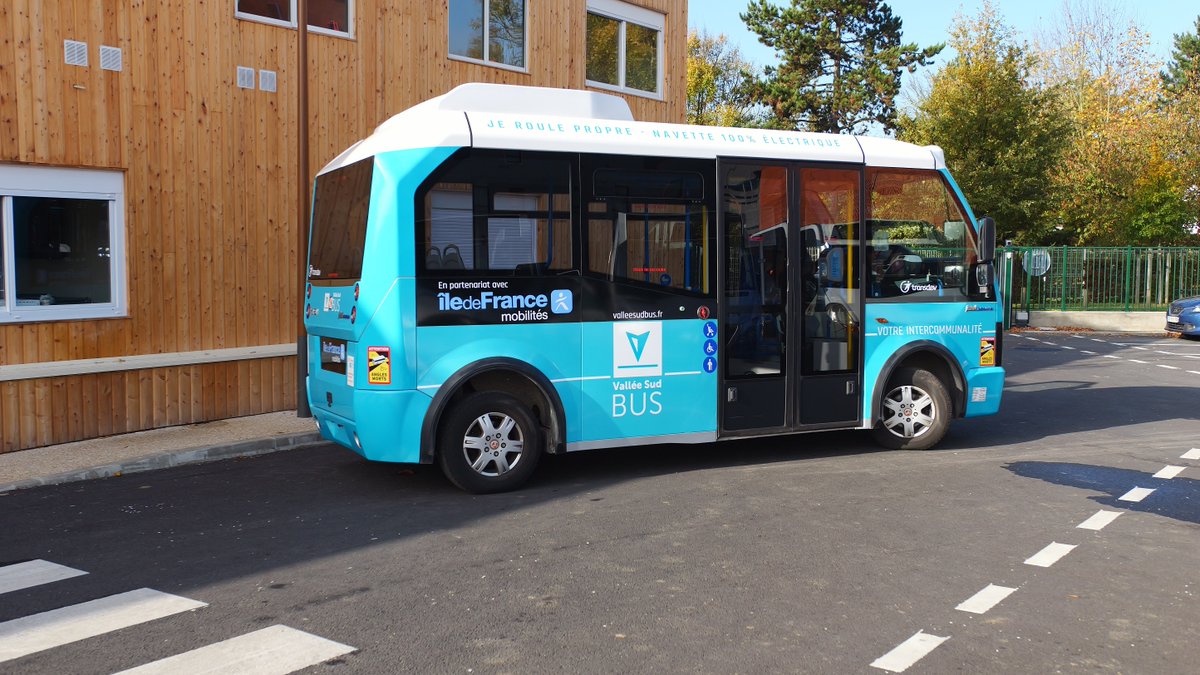 TransdevIDF's tweet photo. #TransdevIDF exploite dans le cadre d'un marché public les lignes de bus du réseau Vallée Sud Bus pour le compte de @vallee_sud avec :
🚍11 lignes dont 2 TàD
👥40 collaborateurs
🚌23 véhicules
Pour en savoir plus, rendez-vous ici ▶️https://t.co/wRzVaK0xIg https://t.co/eeFA8PULjG
