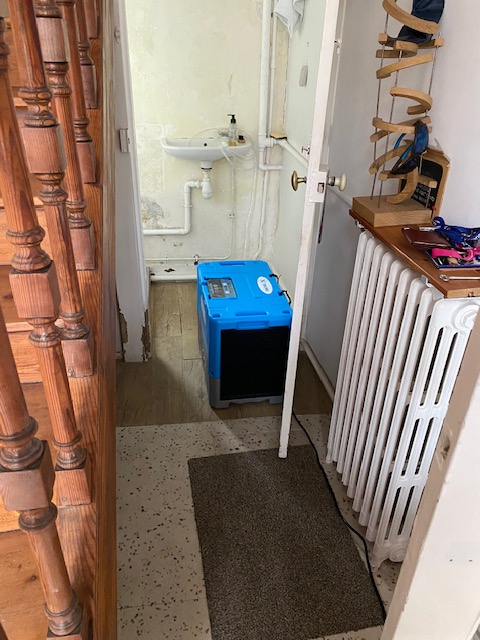 plombier_bou's tweet photo. Après d’importantes infiltrations provenant de la façade, nous avons installé plusieurs appareils d’assèchement sur deux niveaux de la cage d’escalier.

Ils resteront en place environ un mois pour permettre un séchage complet des zones touchées.

Une infiltration ? Contactez-moi https://t.co/abK8pq0qUf