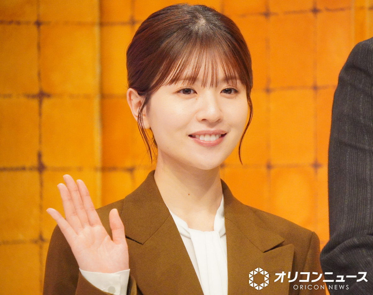 oricon's tweet photo. ドラマ『妻を引退します』会見
⠀
元日向坂46松田好花
負けたくないものは「アイドル時代の自分」
https://t.co/aUbIX1iK3t
⠀
犬飼貴丈は“湿り俳優”？
新川優愛から不名誉な称号
B&ZAI本髙克樹は朝日奈央に怒られる
https://t.co/PA57g5IlQs
⠀⠀
朝日奈央、10円玉芸の自分にメッセージ
「そのまままっすぐ進んで」
https://t.co/g4Eg8Rtw9q
⠀
#妻を引退します