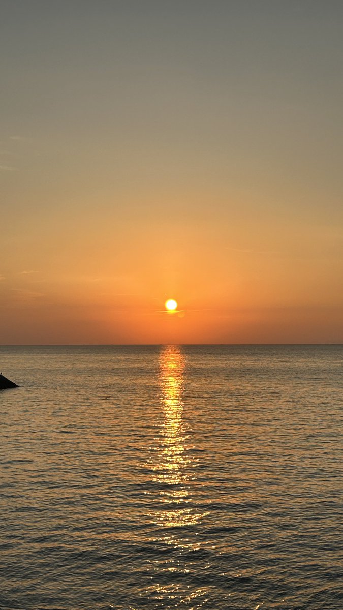 hatcho_8cho's tweet photo. 国道から下灘駅見えたと思ったらめっちゃ人いてビックリ！夕陽の時間だもんね🌅
僕は道の駅で見るで、ここも綺麗 https://t.co/NlMtJknStD