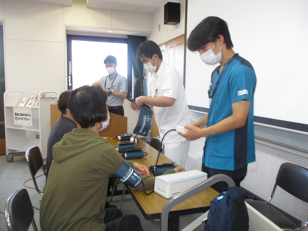 KikugawaLibrary's tweet photo. こんにちは ＃菊川文庫 です。
本日、「知って得する！血圧計講座」を開催しました。
菊川病院の臨床工学技士による血圧のお話の後、実際に自分の血圧を測ってもらいました。
参加してくださった皆さん、ありがとうございました😌 https://t.co/lBmKwFnHgK