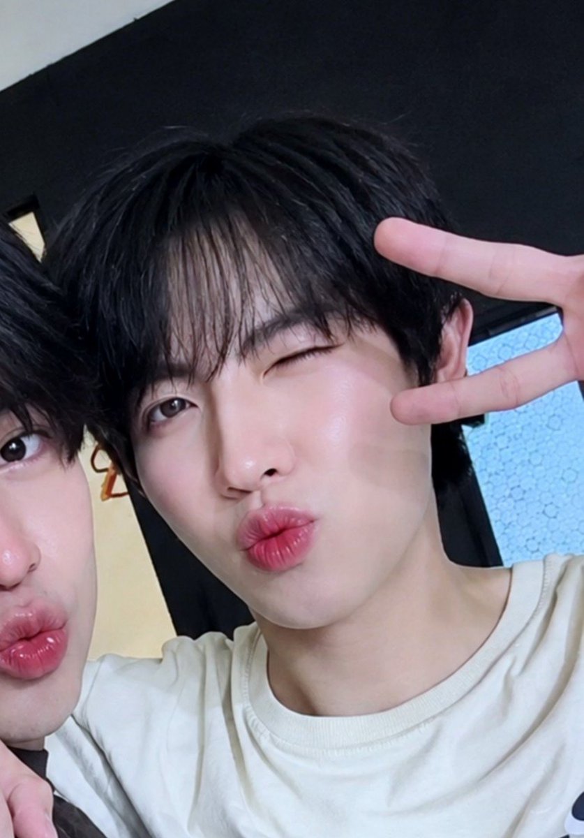 ANJellahhhcinnn's tweet photo. คือกุหลงหัวปักหัวปำอ่ะ โงหัวไม่ขึ้น กุเพ้อออ https://t.co/irnNquvIOd