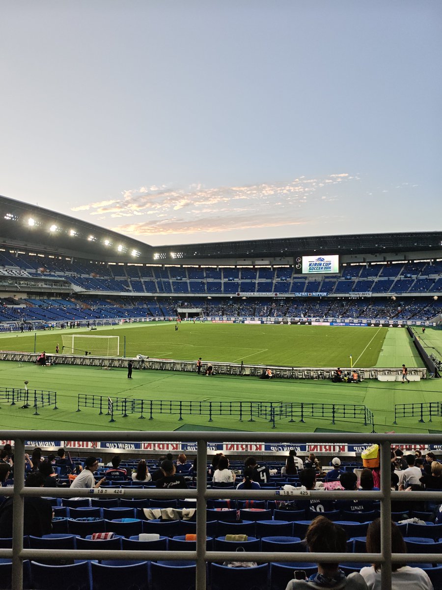kitune2353's tweet photo. 今日はサッカー日本代表vsエクアドル
見に来ました！席もいい位置確保できたのでめちゃくちゃ楽しみです！ https://t.co/rJnsjGuJVS