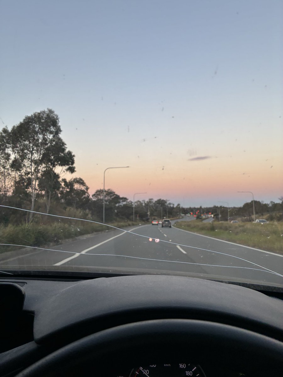 man0bi11i's tweet photo. my windscreen's been cracked since january but it's making this jittery sound now😍😍 #khel #khatam https://t.co/fExC7A5kSF