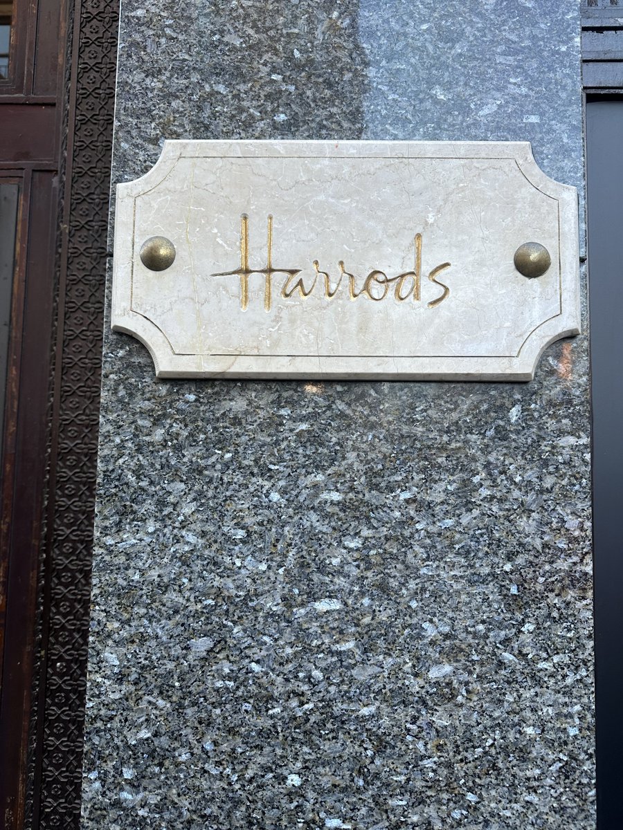 shi17_na's tweet photo. UK3日目⑤

ベイカー街のあとはHarrodsへ
中に入った途端迷子になりそうなくらい広くて目的の売り場に中々辿り着けなかったんですが、どうにか辿り着いてほしいもの買えました！彷徨っている最中にエジプシャン・エスカレーターも見つけて、記念に写真撮りました🫶🏻

#sheena_UK旅 https://t.co/DYJHpCz8fq