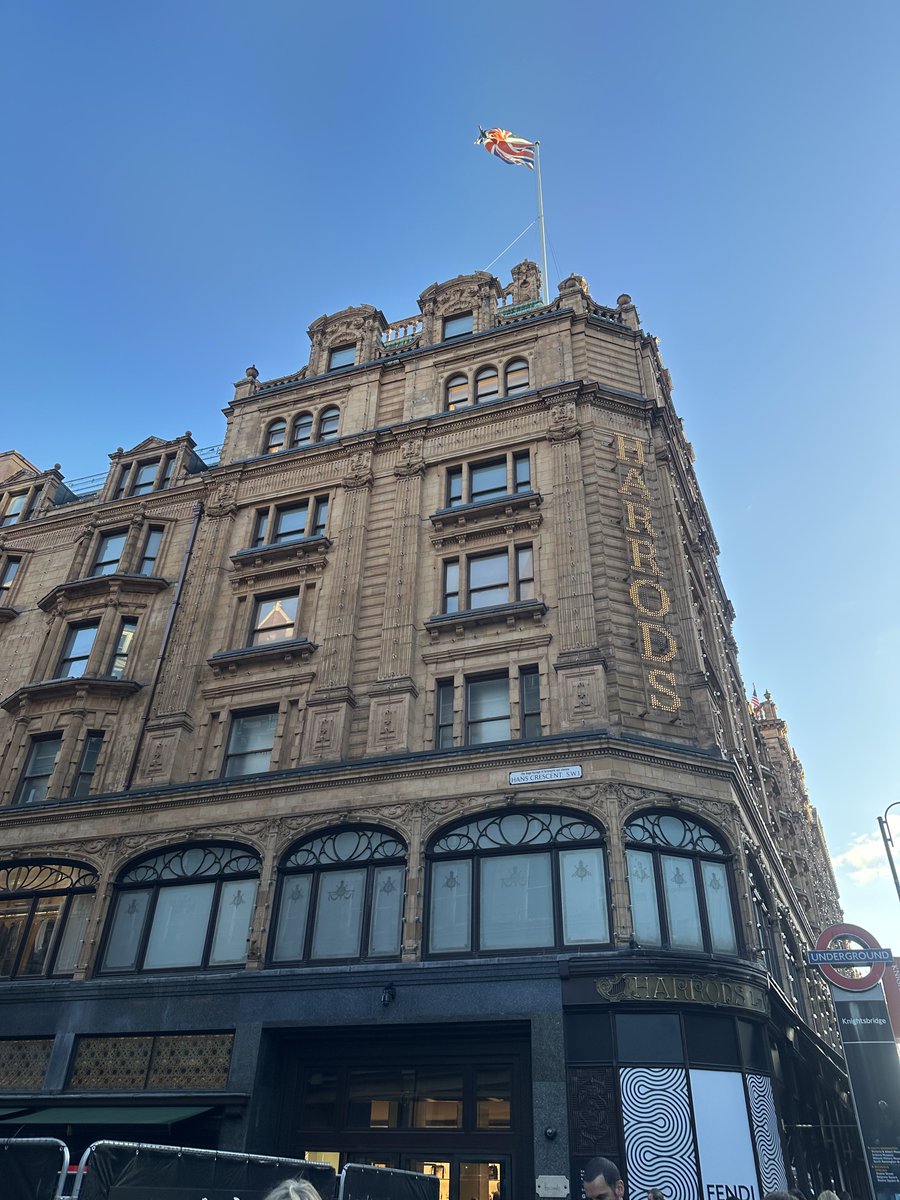 shi17_na's tweet photo. UK3日目⑤

ベイカー街のあとはHarrodsへ
中に入った途端迷子になりそうなくらい広くて目的の売り場に中々辿り着けなかったんですが、どうにか辿り着いてほしいもの買えました！彷徨っている最中にエジプシャン・エスカレーターも見つけて、記念に写真撮りました🫶🏻

#sheena_UK旅 https://t.co/DYJHpCz8fq