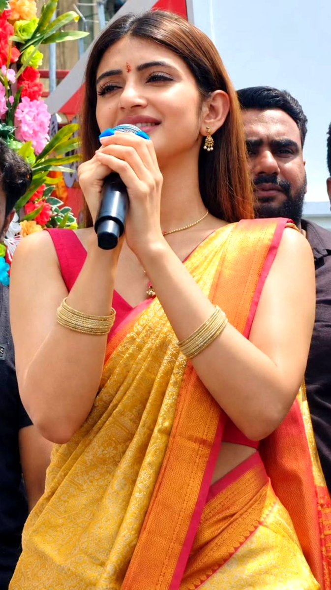 bestiestories's tweet photo. Uffff first time event lo deeni nadumu boddu kanipiyaddam ahhhh sleeveless lo uffff 🥵🍩 chinna gap iste chaalu chusestam 
#sreeleela #chennaishoppingmall #sreeleelahot #navel #hotnavel #saree #actresshot #actress #piercing #ltcg #indvssl #asiangames2026 https://t.co/100LpLQaF8