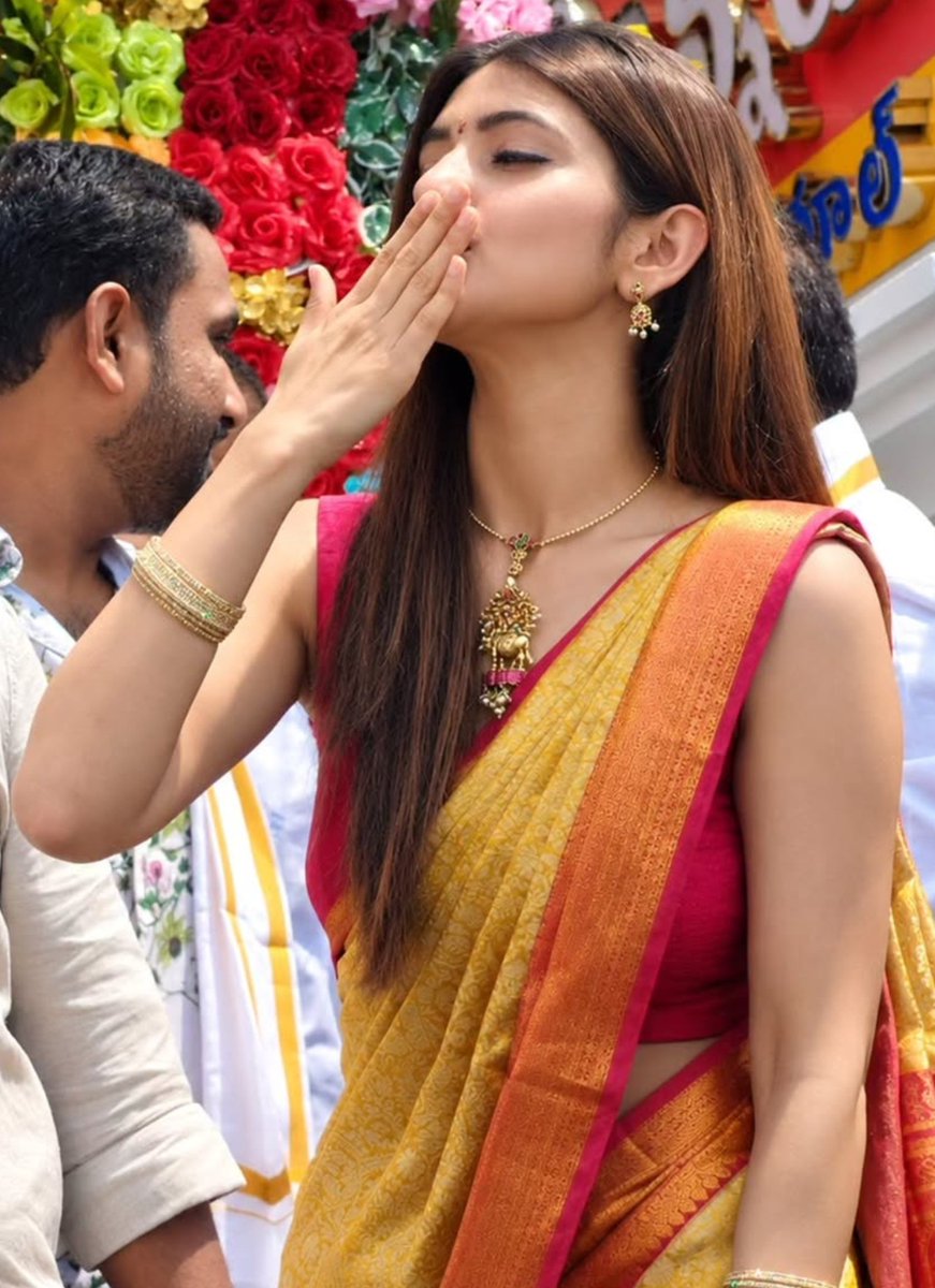 bestiestories's tweet photo. Uffff first time event lo deeni nadumu boddu kanipiyaddam ahhhh sleeveless lo uffff 🥵🍩 chinna gap iste chaalu chusestam 
#sreeleela #chennaishoppingmall #sreeleelahot #navel #hotnavel #saree #actresshot #actress #piercing #ltcg #indvssl #asiangames2026 https://t.co/100LpLQaF8