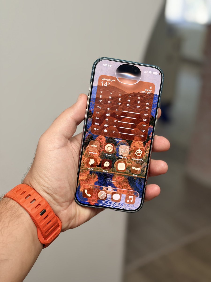 SpaceWall's tweet photo. One Scene, Two Screens🛶
A quiet boat, brilliant autumn trees, and their reflections on the lake. This painterly wallpaper looks beautiful on both your Lock Screen and Home Screen🍂🍁
#AutumnWallpaper #ArtWallpaper #LakeWallpaper #PhoneWallpaper #WallSpace https://t.co/iUWJYWFWjS