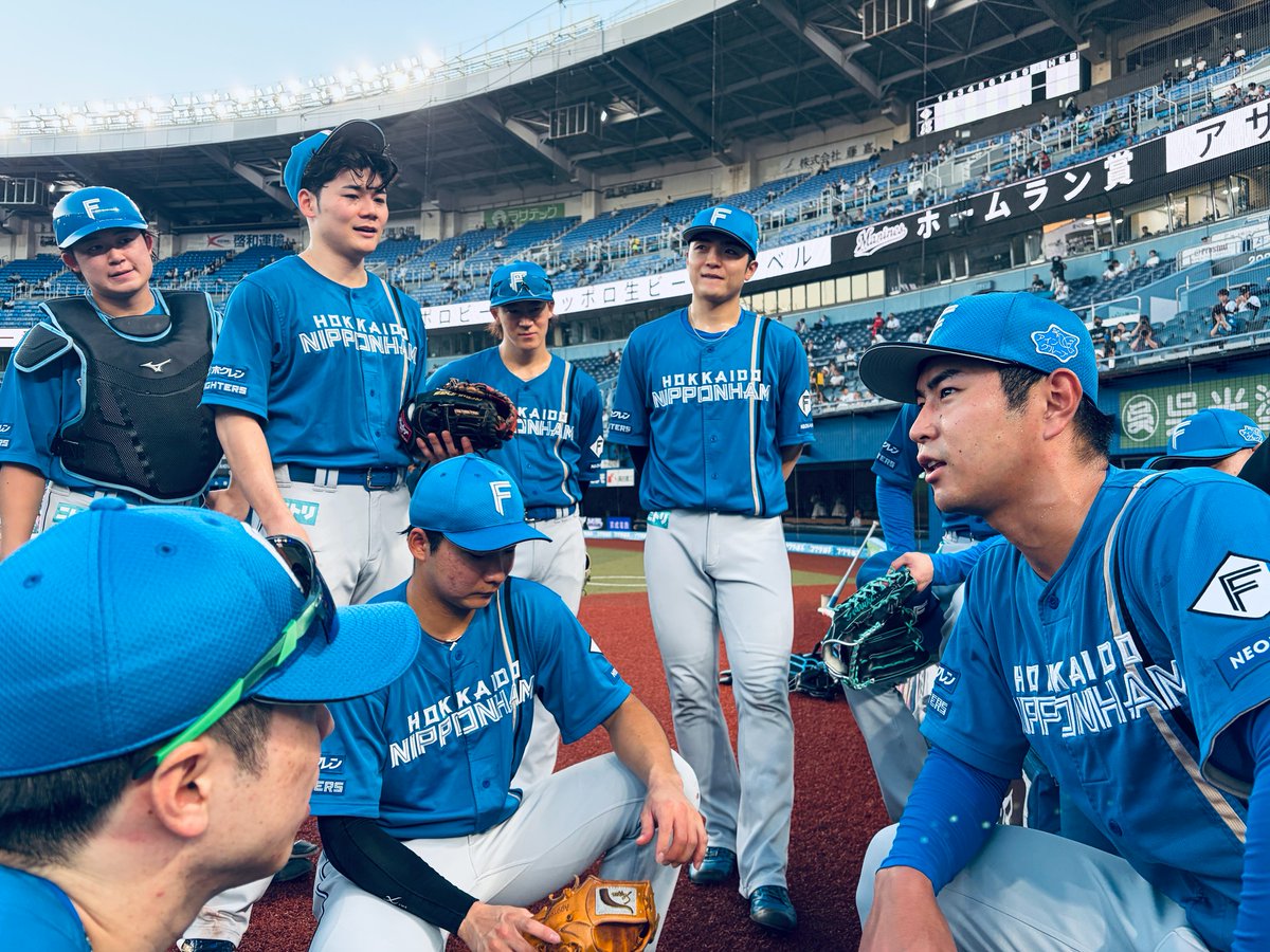 FightersPR's tweet photo. 本日の声出しは宮﨑一樹選手！

「きょうはレギュラーシーズン最終戦。大事な試合です。今年取り組んできたことを出して、勝って締めくくりましょう！」

#ドミれ 
#lovefighters https://t.co/9prWUtFwom