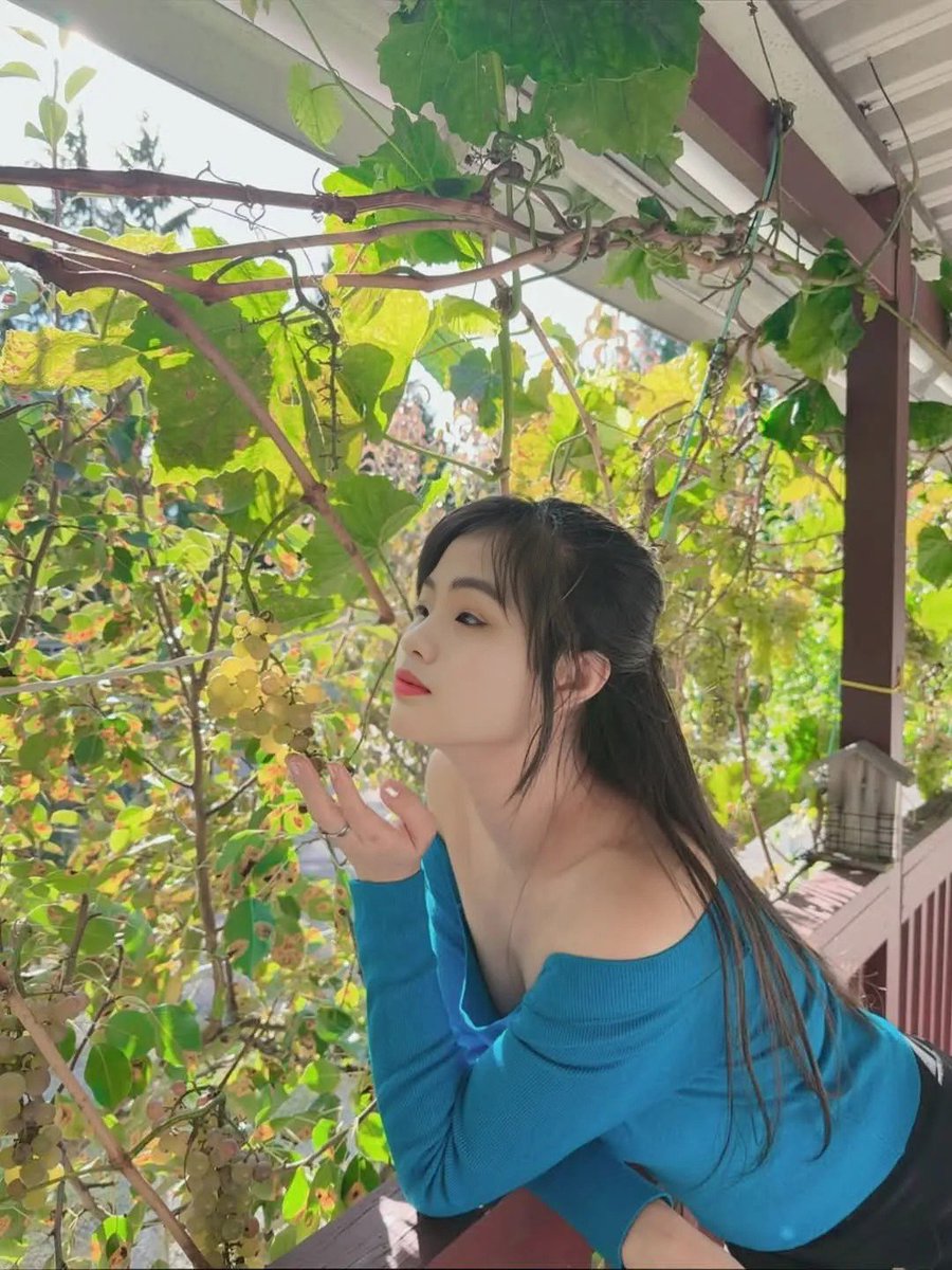 ThyNguyn134166's tweet photo. Cháu chắt đi học không lo học đã kiếm được bồ rồi... https://t.co/nJWrAVoggP