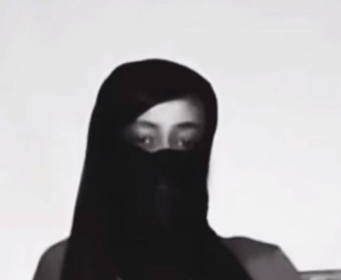 innnnrrrroo's tweet photo. قسم بالله يموووووت 
وحده متعطره بالكلاس وريحه تشق الرأس 
وضعي انا وصديقتي بالكلاس https://t.co/C7oxPAwFhg
