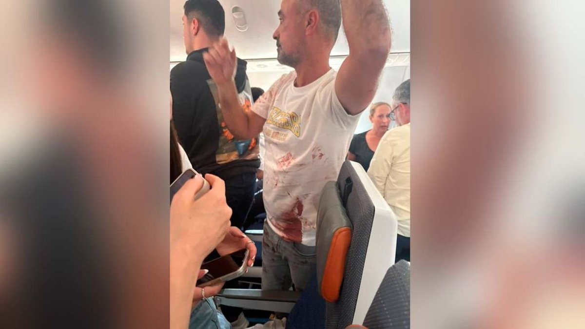 Soter_4's tweet photo. 3/7 Varios pasajeros accedieron a la cabina y ayudaron a reducir al copiloto. Otros pilotos de Flydubai que viajaban como pasajeros ayudaron posteriormente a recuperar el control del avión y realizar el aterrizaje en Tabuk. https://t.co/WGhrjCSHJ4