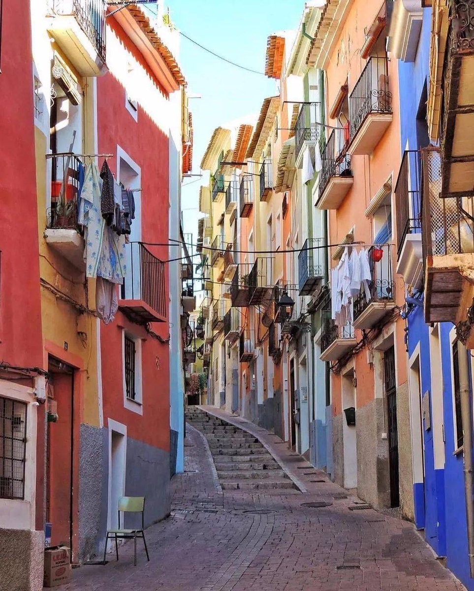 Princegkoog's tweet photo. Hoy exploré el barrio bohemio de La Latina en Madrid, probé tapas de patatas bravas y me enamoré de sus calles empedradas ， https://t.co/xdz7hiFP6C