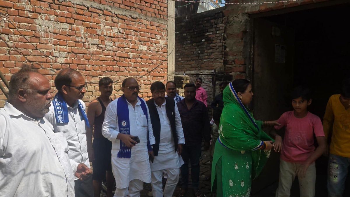 PalVishwnathbsp's tweet photo. 1. आज दिनांक 01-10-2026 को जनपद अयोध्या विधानसभा अयोध्या रेतिया नियावा निवासी वरिष्ठ पत्रकार दैनिक जागरण श्री जीतू निषाद जी के पिता जी के आकस्मिक निधन की खबर सुनकर उनके घर पहुंचकर परिवार के सदस्यों से मिलकर शोक संवेदना व्यक्त किया।
2. जनपद अयोध्या विधानसभा अयोध्या हैदरगढ़ निवासी पूर्व विधानसभा सचिव बसपा मोहम्मद खालिक जी की पत्नी के आकस्मिक निधन की खबर सुनकर उनके घर पहुंचकर परिवार के सदस्यों से मिलकर शोक संवेदना व्यक्त किया।
      विनम्र श्रद्धांजलि 💐 
#अयोध्या